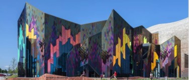 彩色夹胶玻璃惊艳到没朋友，居然还会变色！